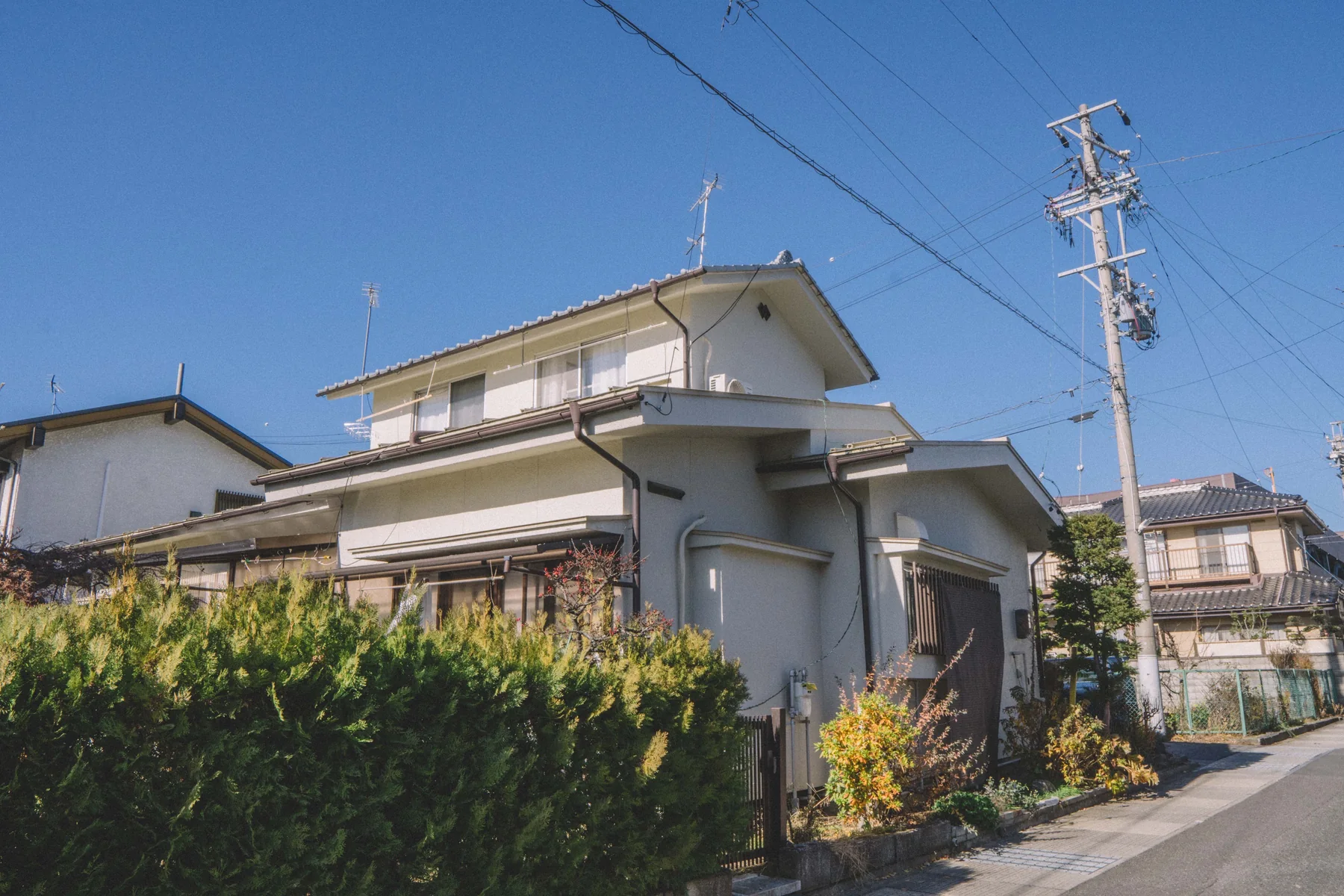 松本の住宅街と青空